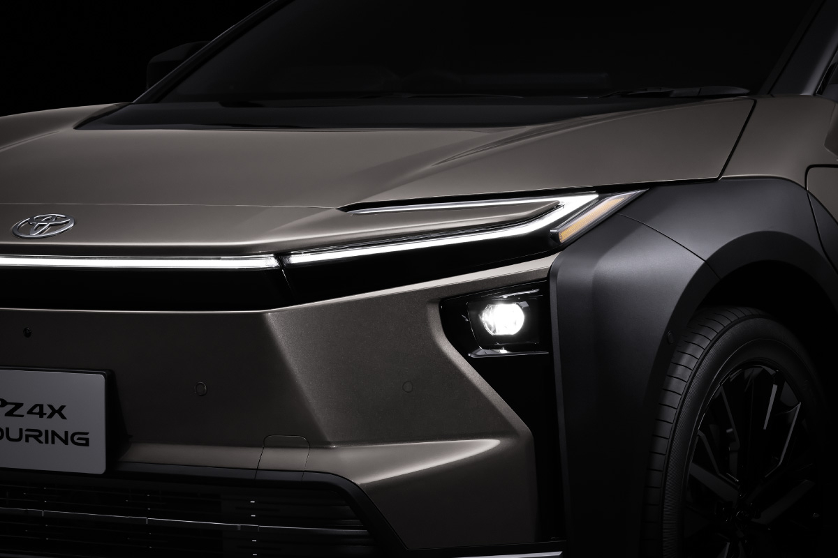 bZ4X | 株式会社 公式企業サイト 【新車外し】BZ4Xツーリング純正 18 
