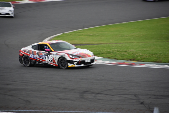 ８６