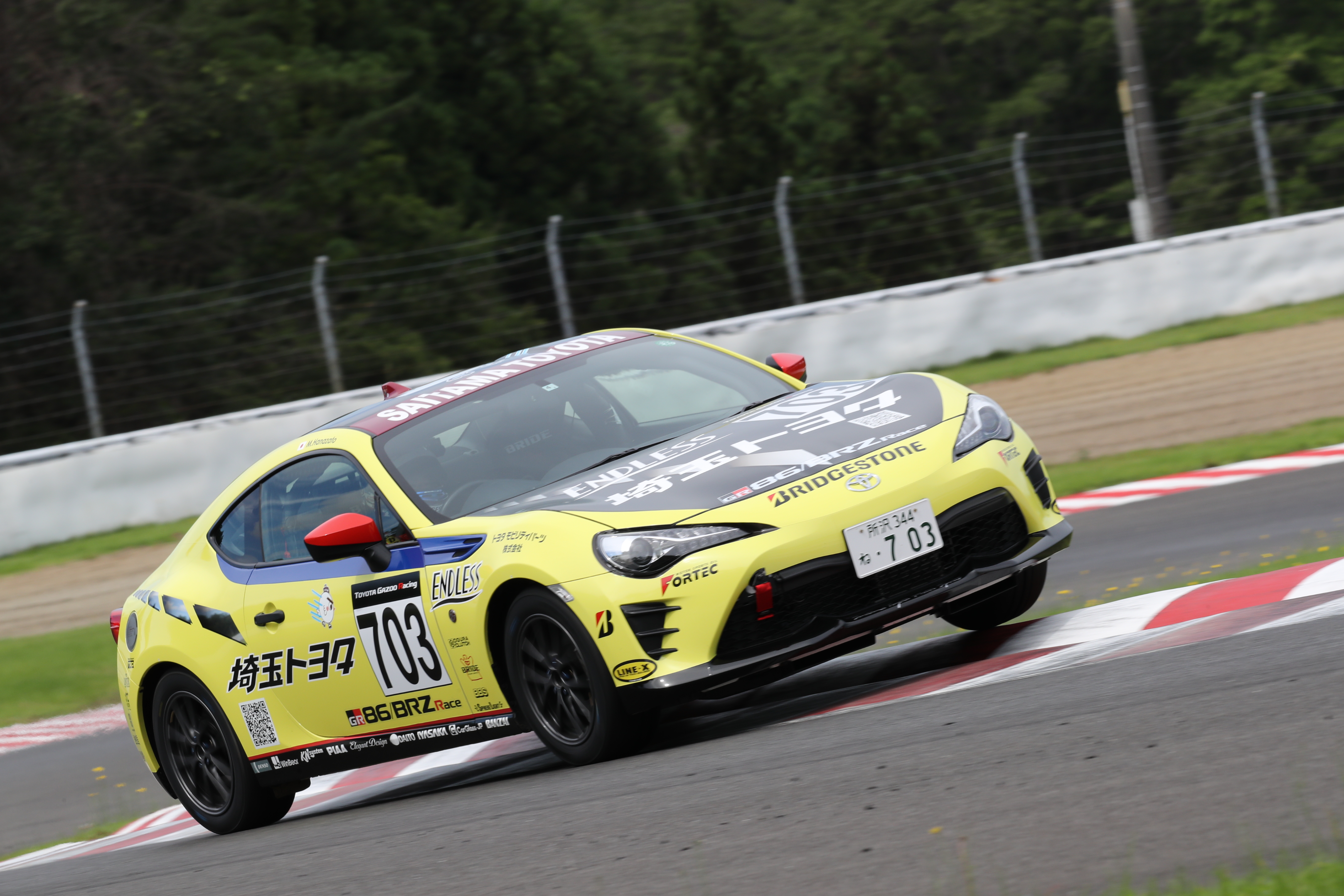 ８６