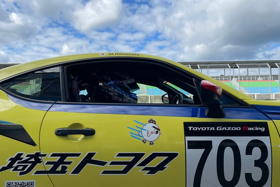 ８６