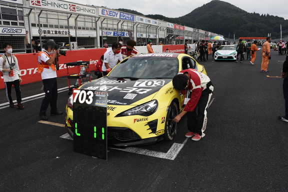 ８６