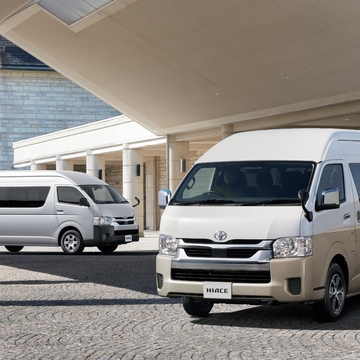 （左）：COMMUTER・2WD・2800ディーゼル・GL