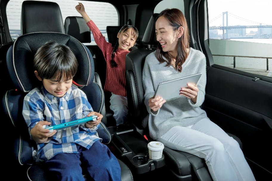 【モデル入り素材】車内 Wi-Fi