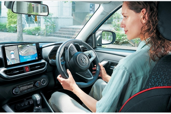 【モデル入り素材】スマートパノラマパーキングアシスト（駐車支援システム）イメージ　Z（ガソリン・2WD）