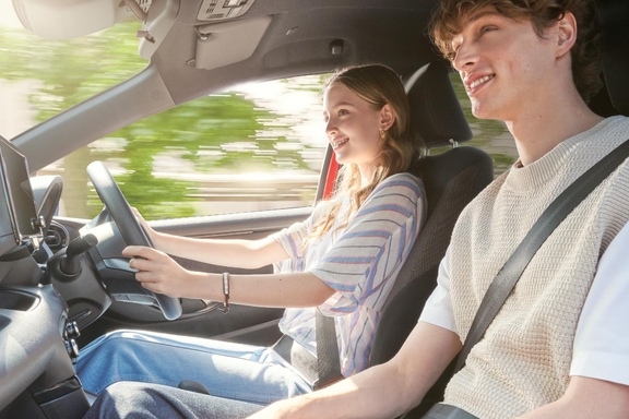 【モデル入り素材】G（ハイブリッド・2WD）