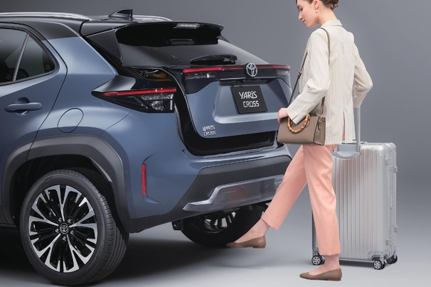 【モデル入り素材】ハンズフリーパワーバックドア（挟み込み防止機能＊停止位置メモリー機能・予約ロック機能付）　