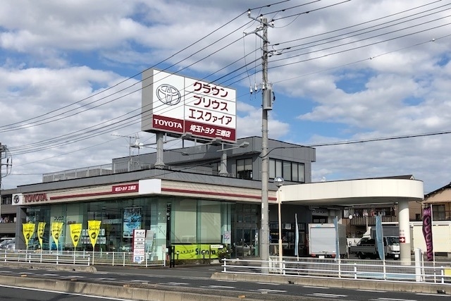三郷店外観1203