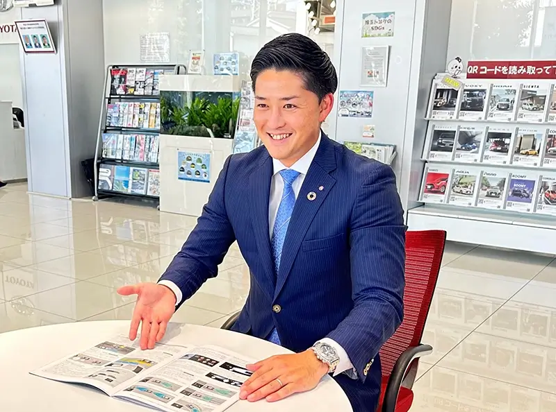 お客様対応をする男性 写真