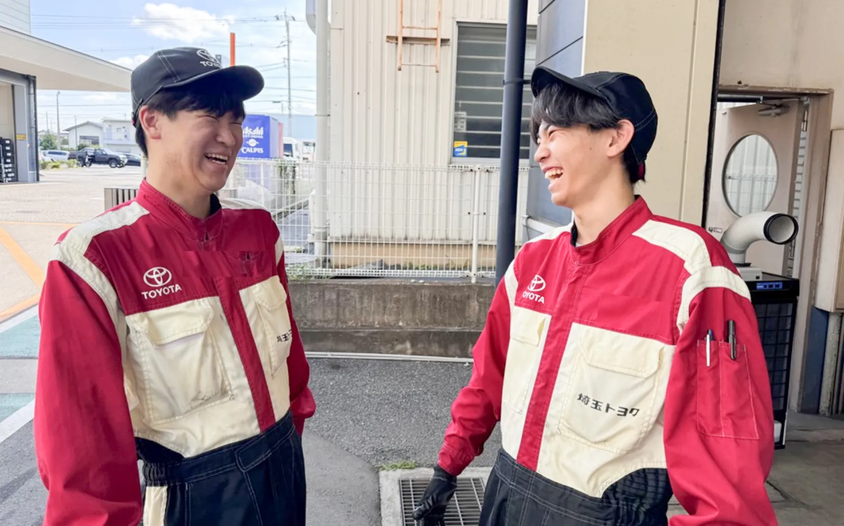 笑い合う整備士の男性 写真