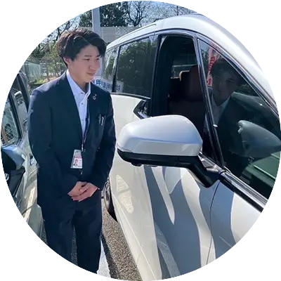 お客様のお出迎えをする女性 写真