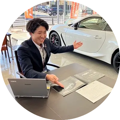 電話を受ける女性 写真