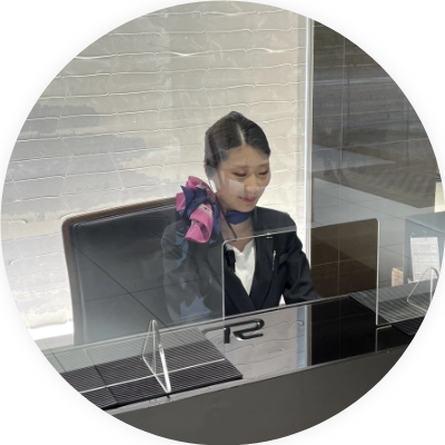 受付に座る女性 写真