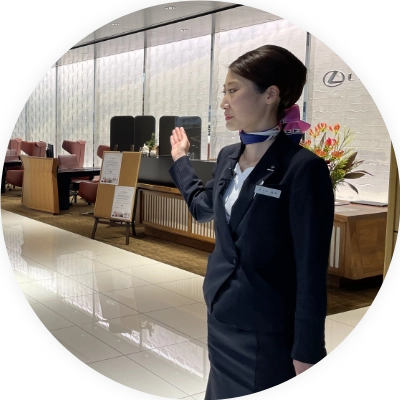 店内で案内する女性 写真