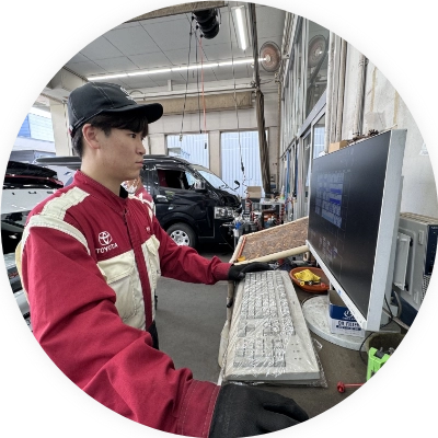 パソコンで故障診断をする男性 写真