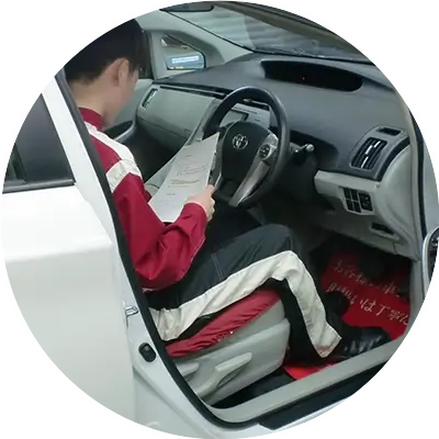 用品取り付けを取り付ける男性 写真